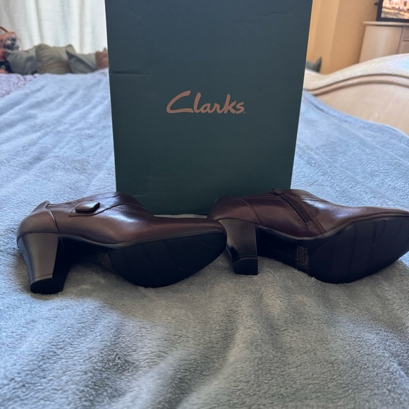 Clarks Shooties Booties NWT - New in Box Brown - Picture 2 of 3